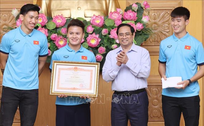 Thủ tướng Phạm Minh Chính tặng Bằng khen cho Đội tuyển bóng đá nam vì có thành tích xuất sắc. Ảnh: Dương Giang/TTXVN